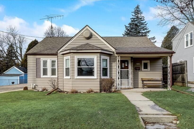 Property Photo: 2520 N 20th St WI 53083