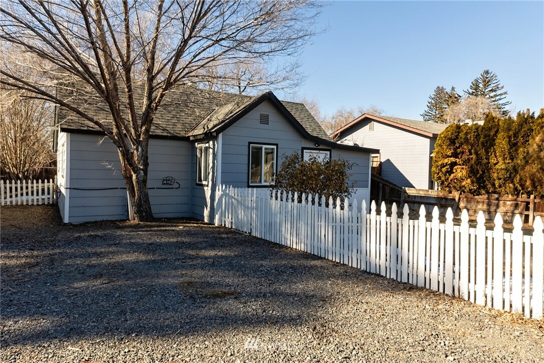 Property Photo:  207 N Pierce Street  WA 98934 