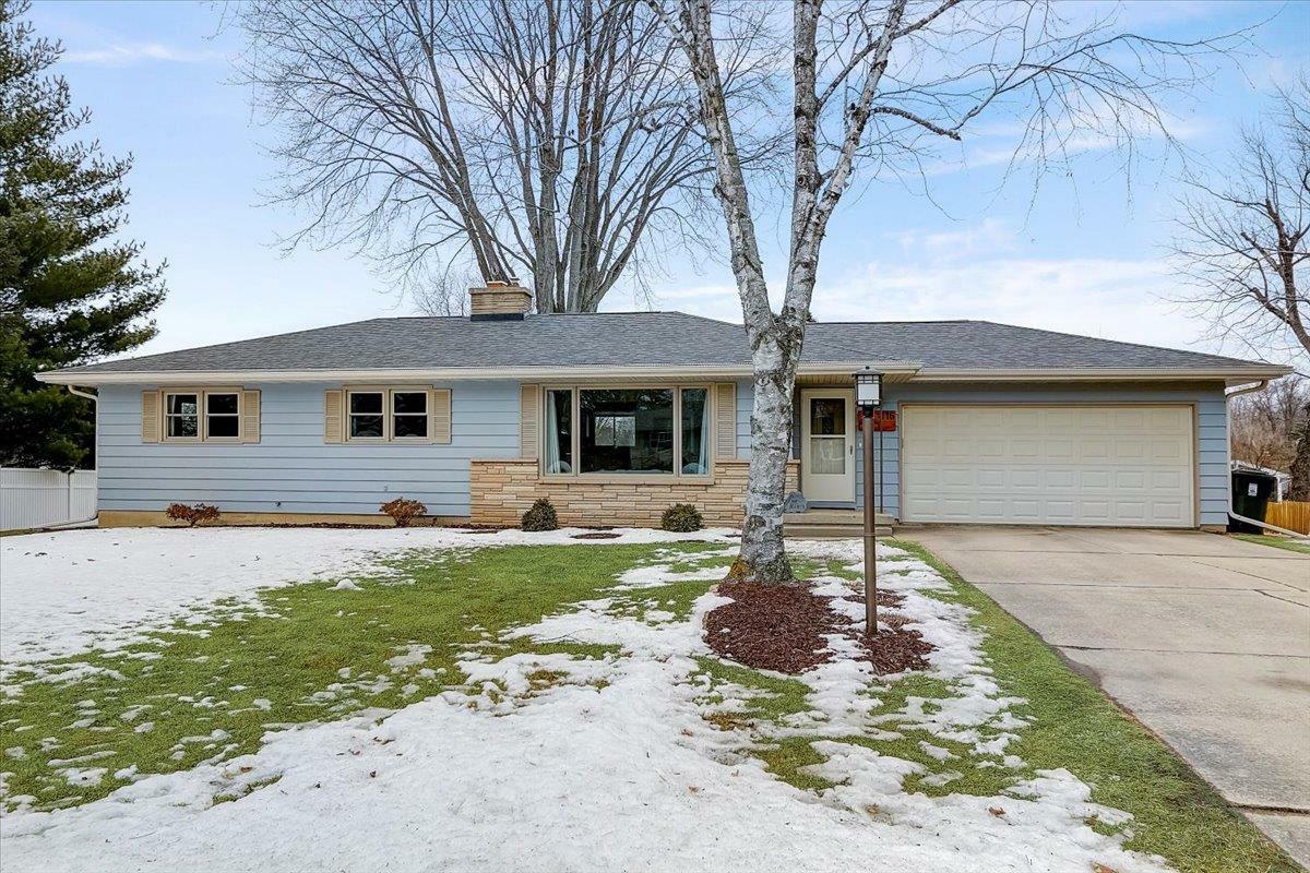 Property Photo:  116 Greenbriar Dr  WI 53590 