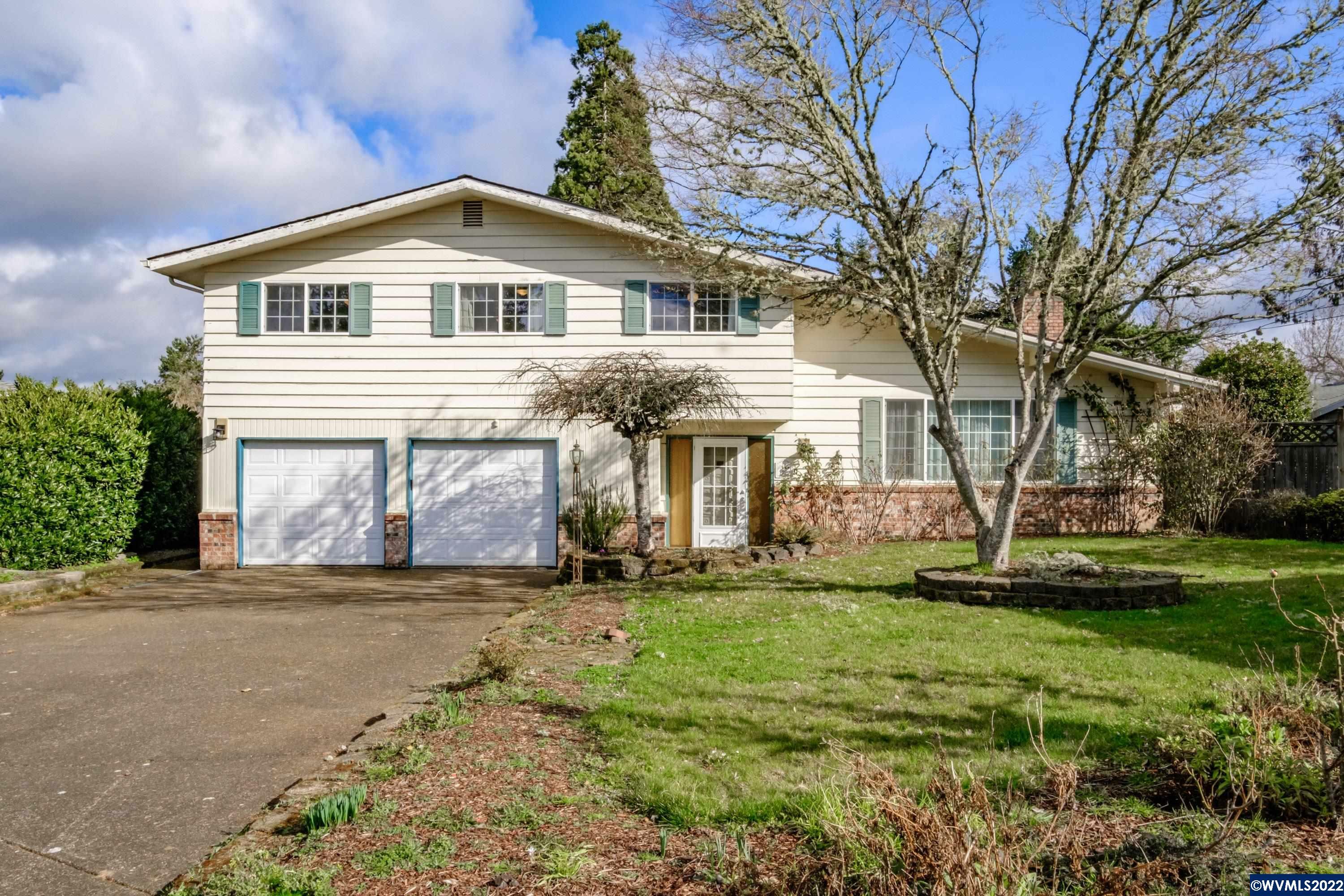 Property Photo: 1729 Embassy Pl NW OR 97321-1209