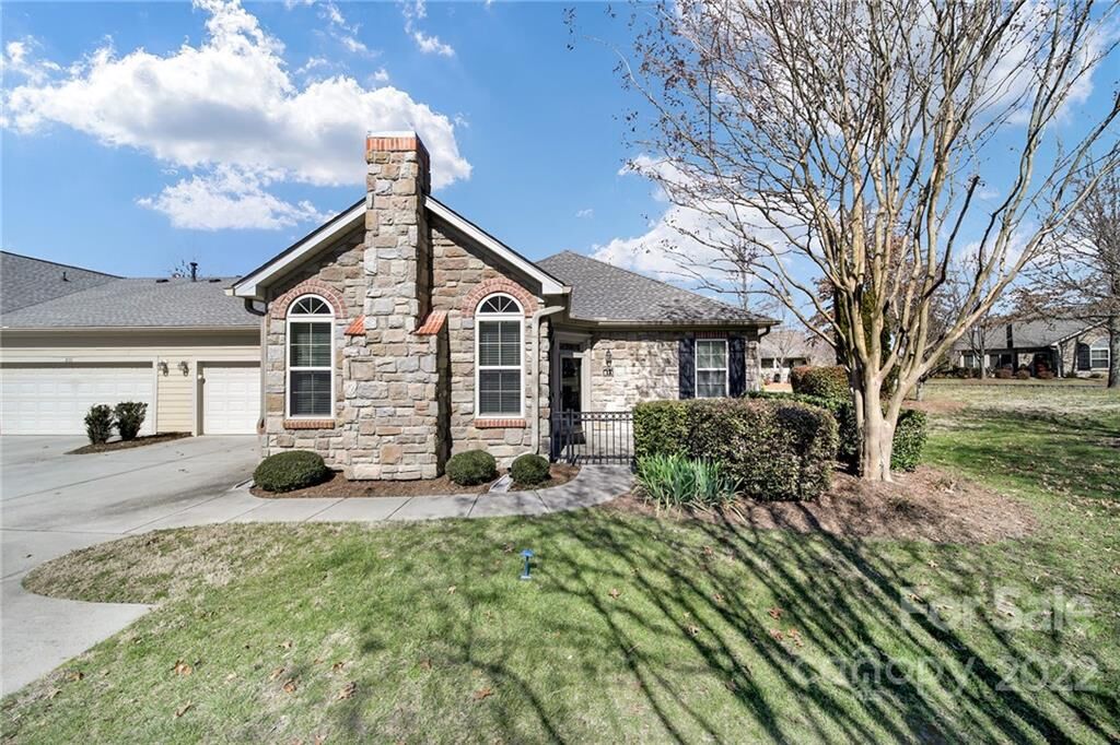 Property Photo: 811 Ledgestone Court SC 29708