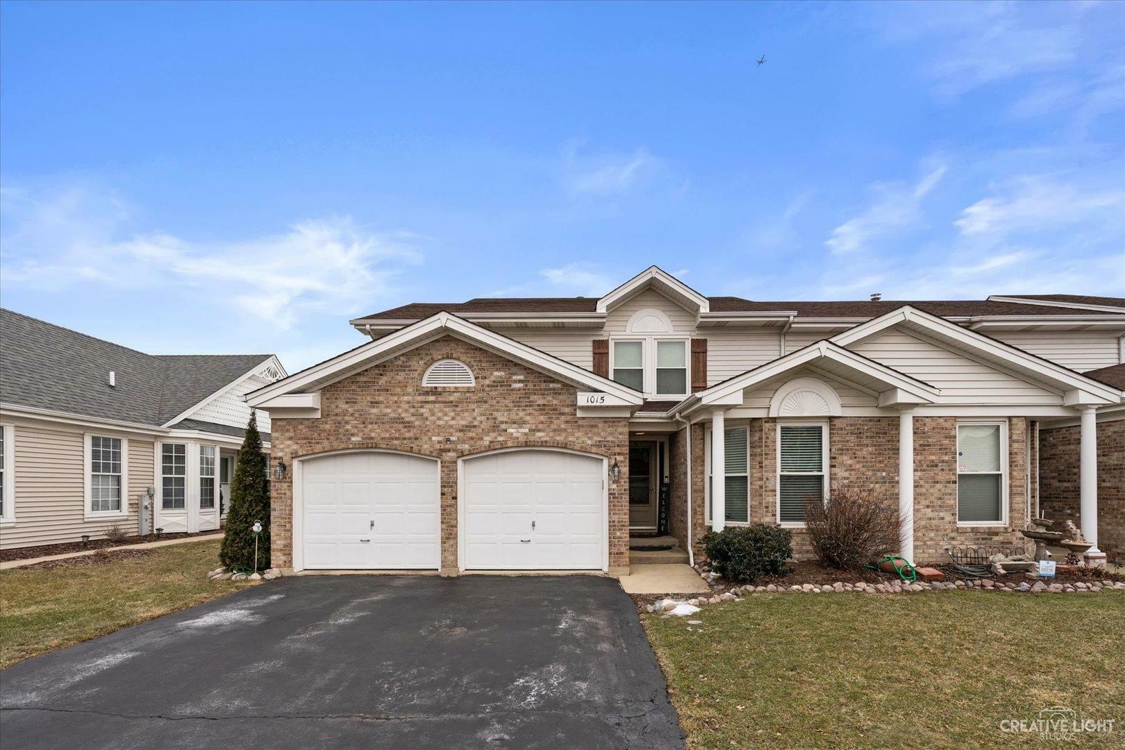Property Photo: 1015 Bentley Lane IL 60103