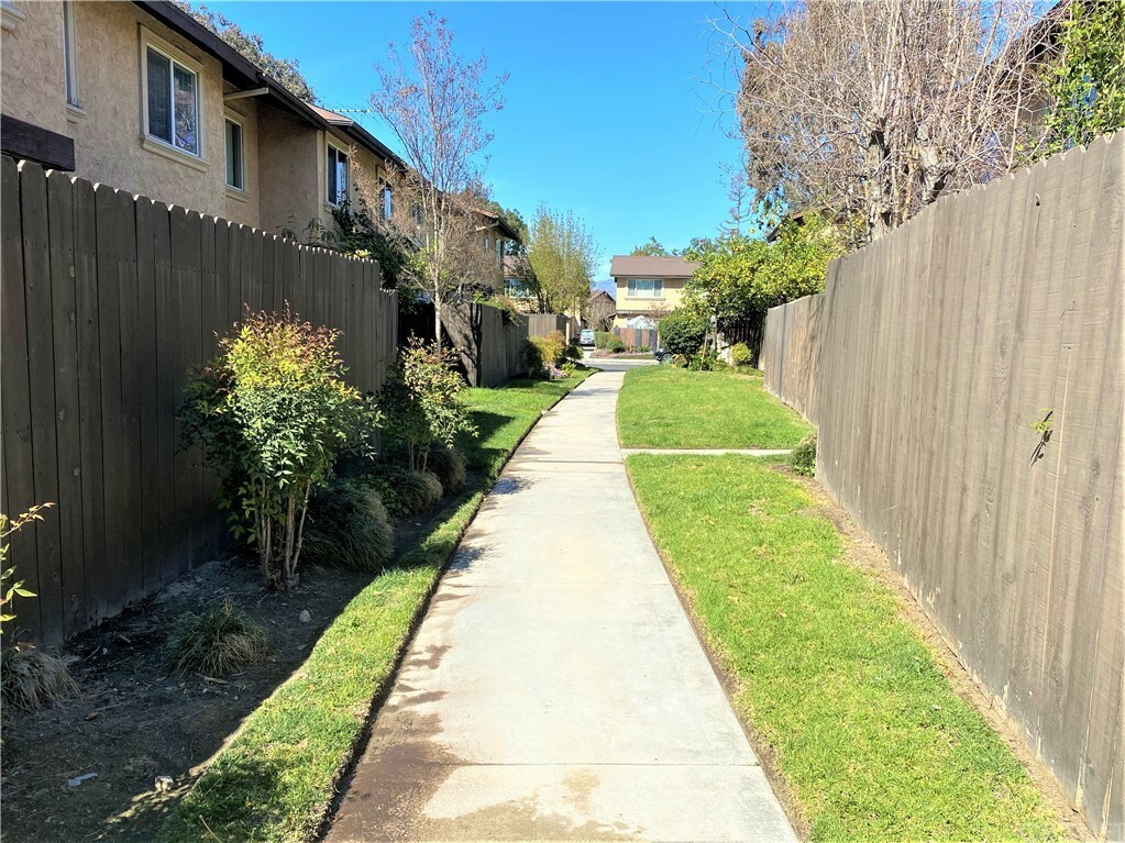 Property Photo:  12328 Runnymede Street 1  CA 91605 