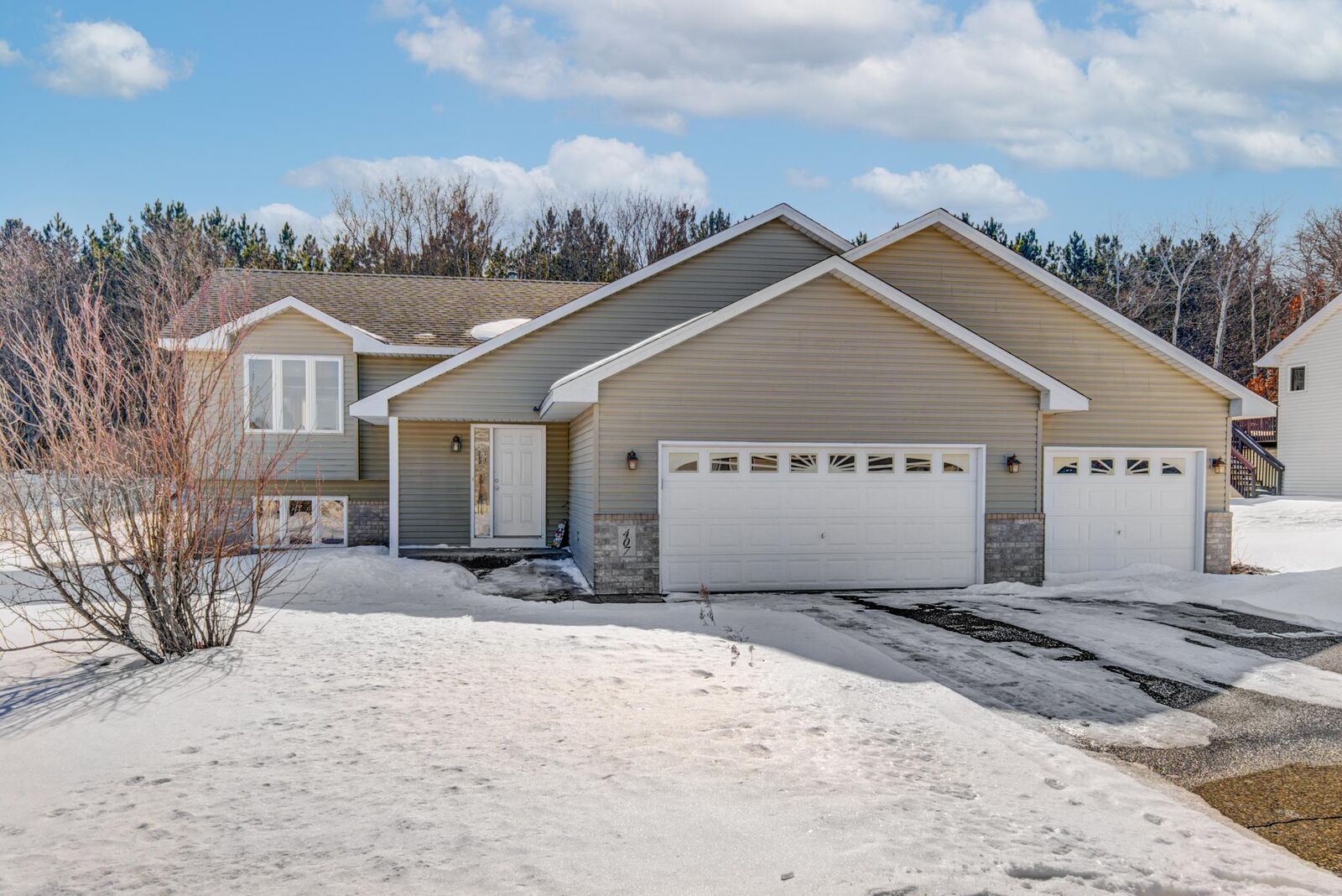 Property Photo: 407 Somerset Lane WI 54025