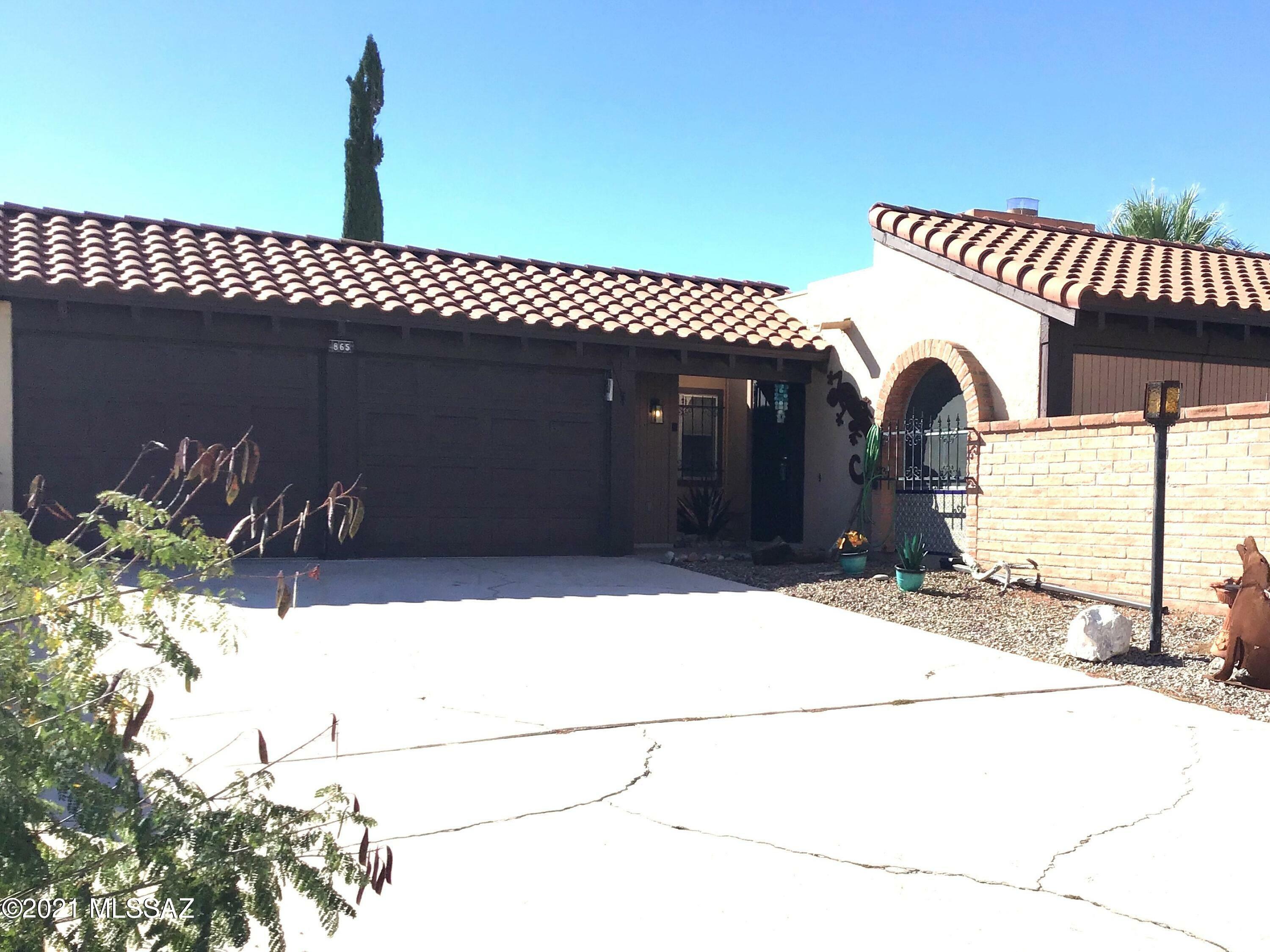 Property Photo:  865 W La Calandria  AZ 85622 