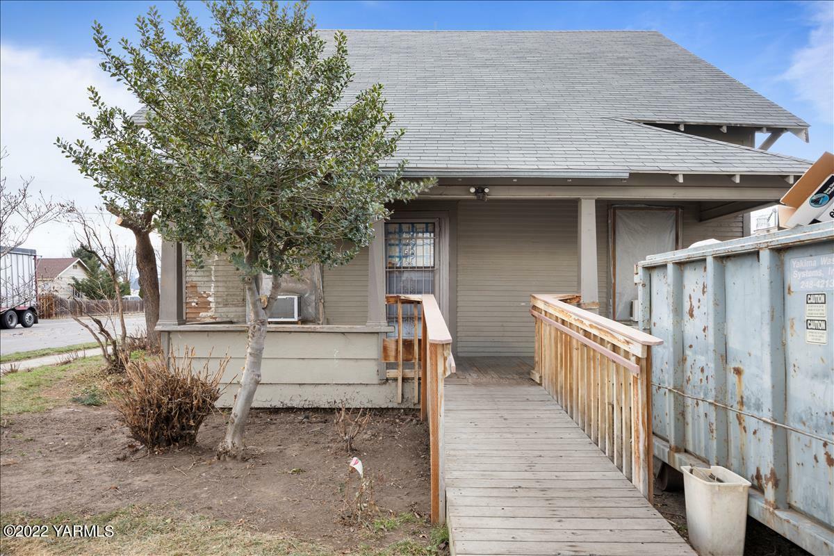 Property Photo: 15 S Beech St WA 98948