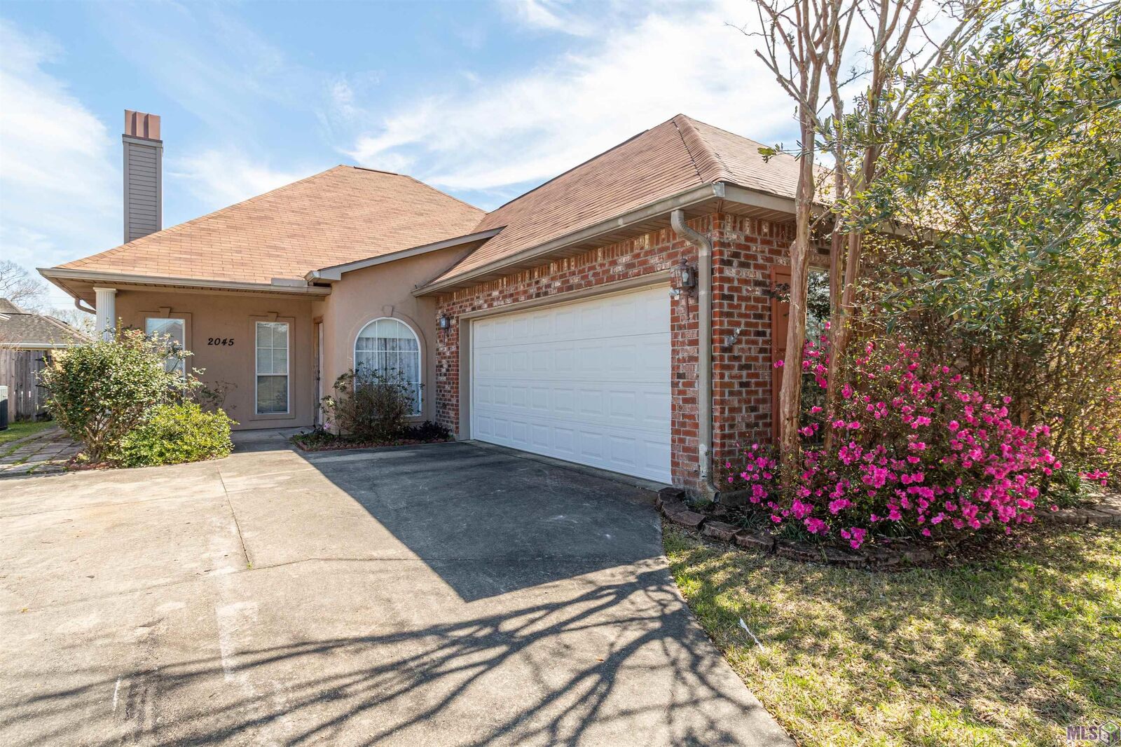 Property Photo: 2045 Hunters Way Dr LA 70816