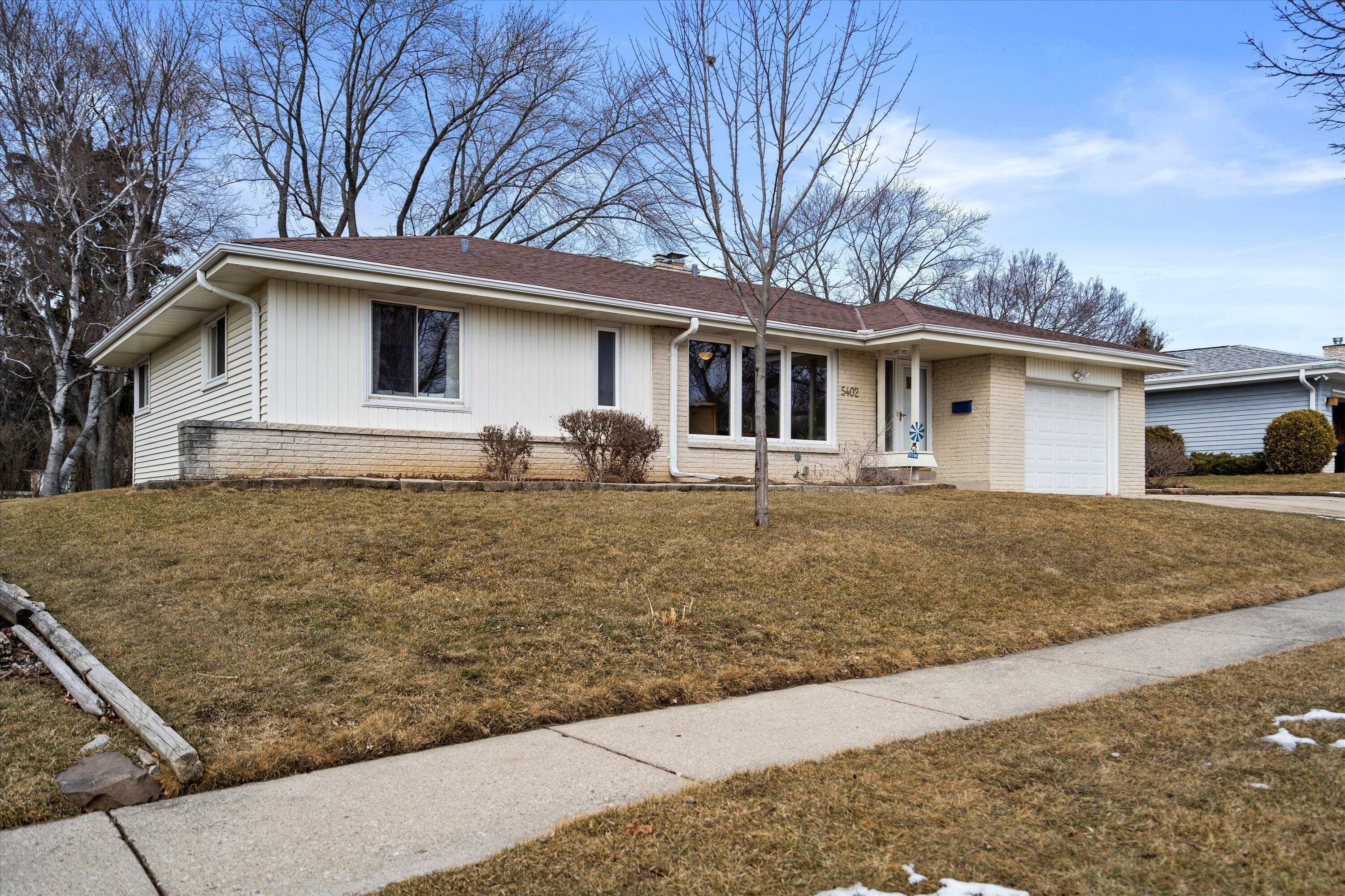 Property Photo:  5402 Lakeview Dr  WI 53129 