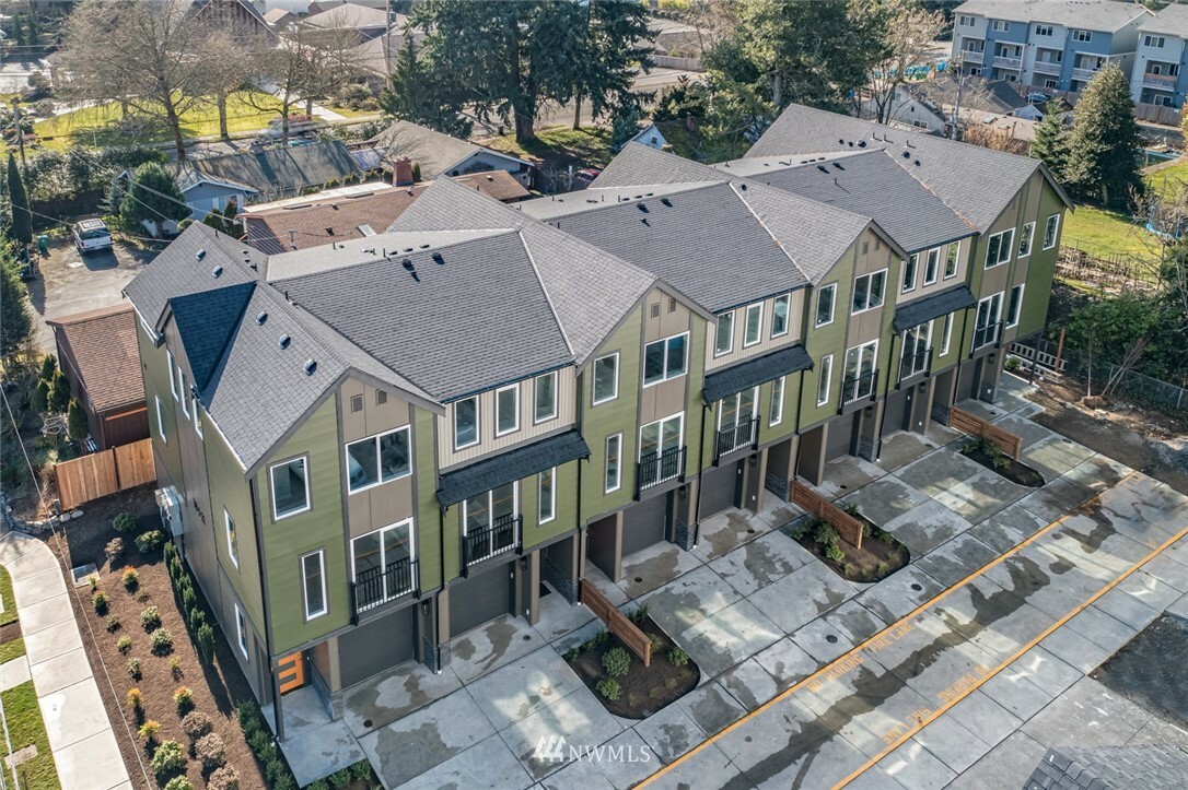 Property Photo: 18521 1st Avenue NE B WA 98155