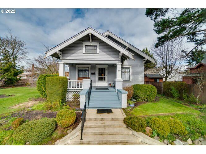 Property Photo: 931 NE 1st St OR 97128