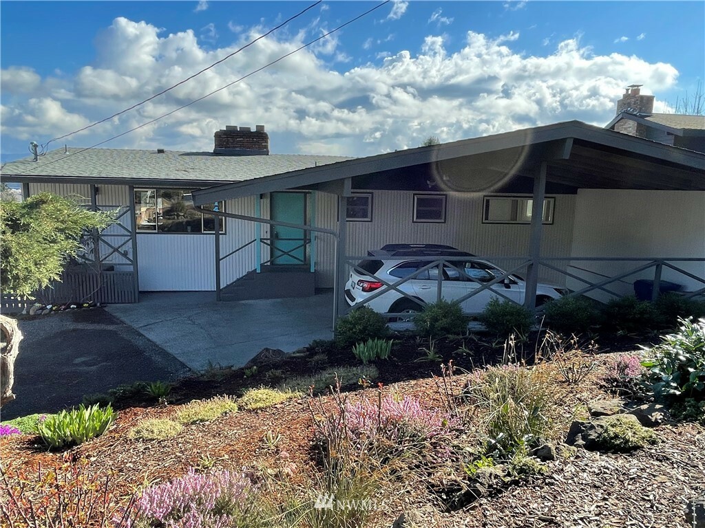 Property Photo:  414 Stevens Avenue NW  WA 98057 