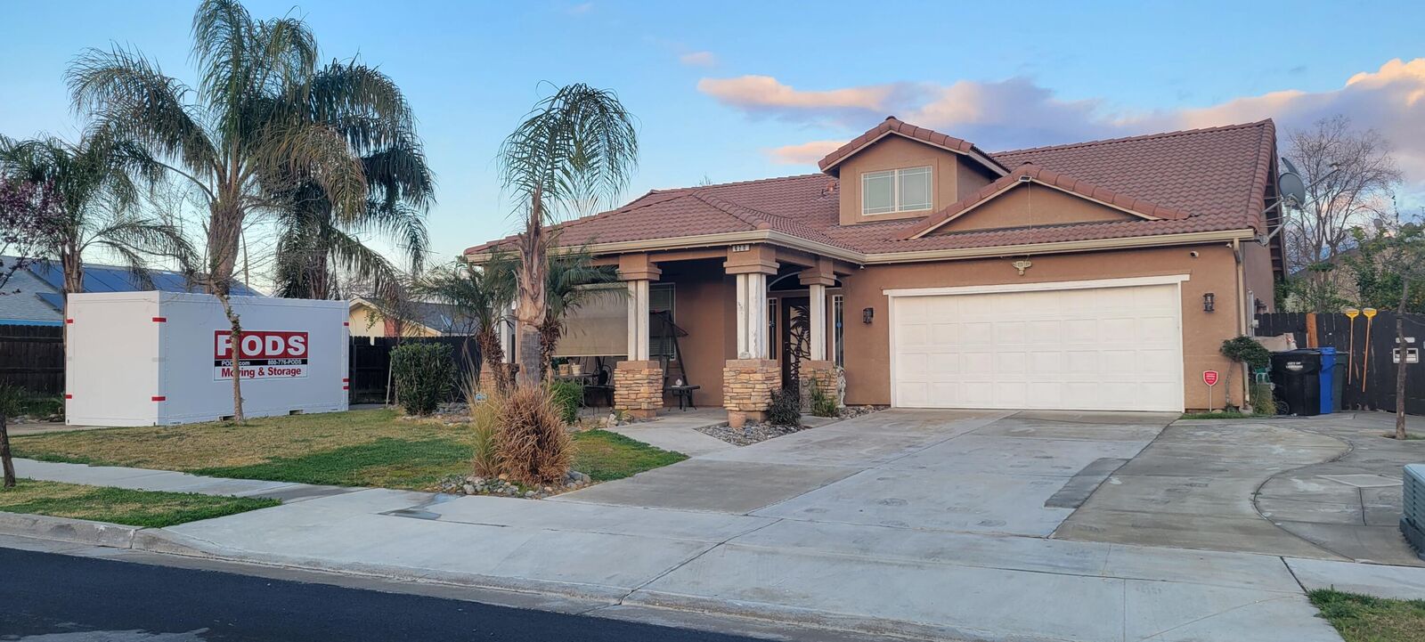 Property Photo: 620 S Acacia Drive CA 93245