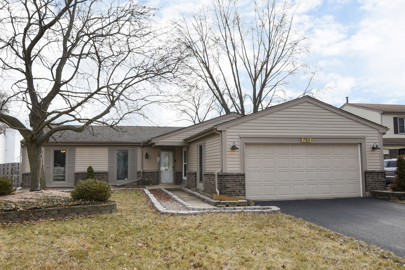 Property Photo:  750 Buffalo Circle  IL 60188 