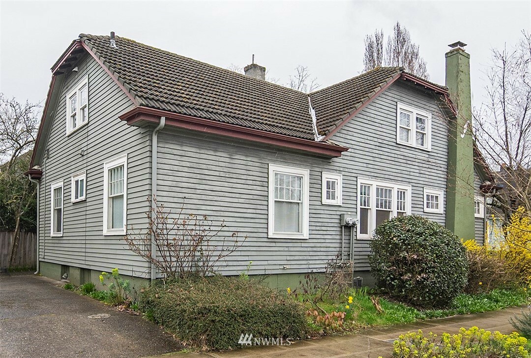 Property Photo:  2302 E Pine Street  WA 98122 