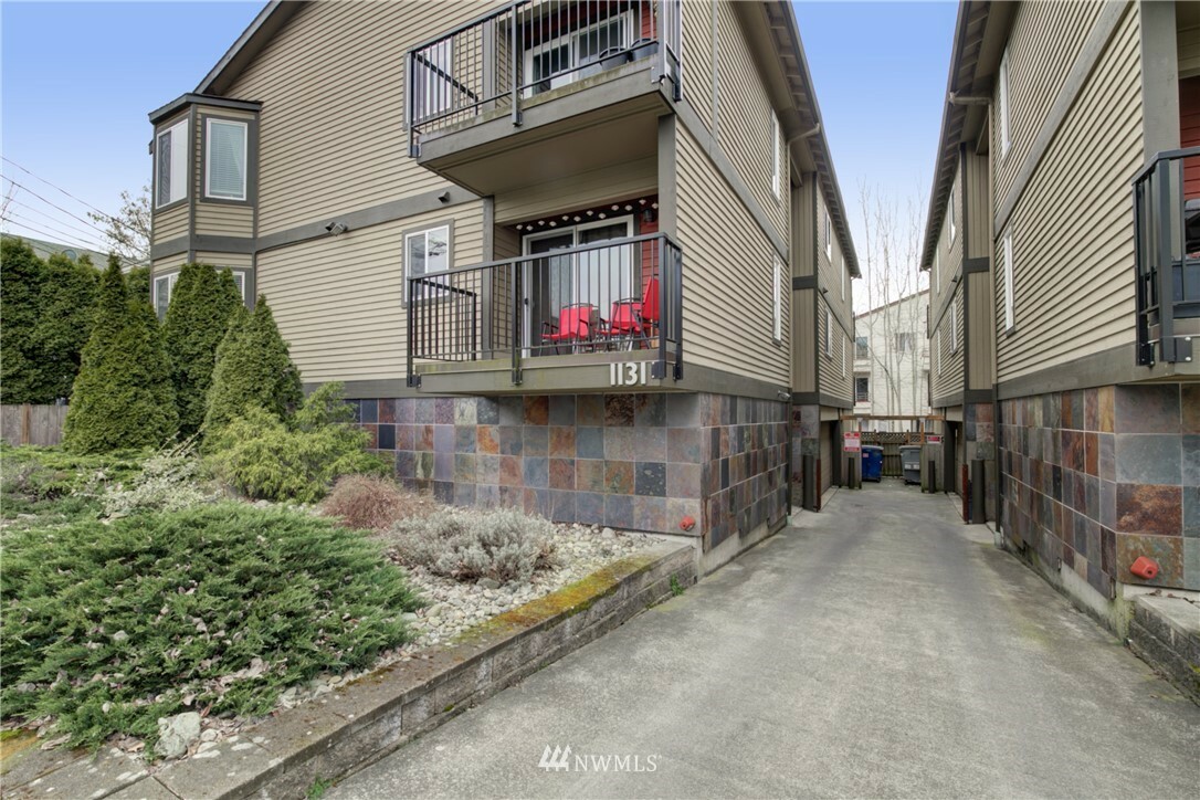 Property Photo:  1131 N 93rd Street 5  WA 98103 