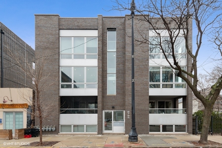 Property Photo: 2724 W Armitage Avenue 1E IL 60647