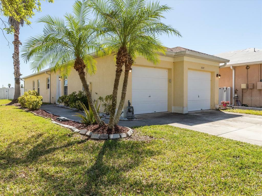 Property Photo:  2527 29th Avenue E  FL 34221 