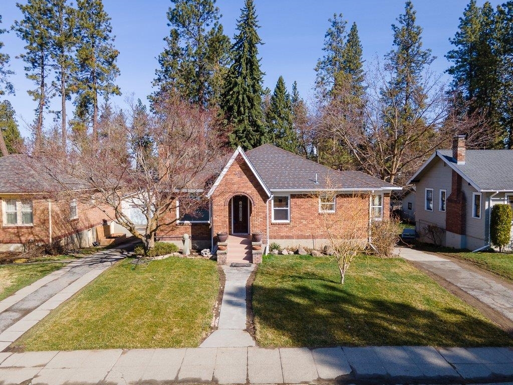 Property Photo:  214 W 25th Ave  WA 99203 