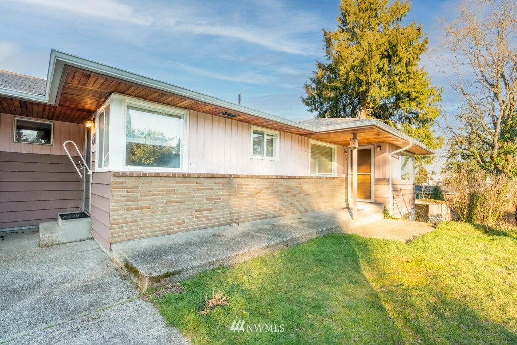 Property Photo:  18104 4th Avenue S  WA 98148 