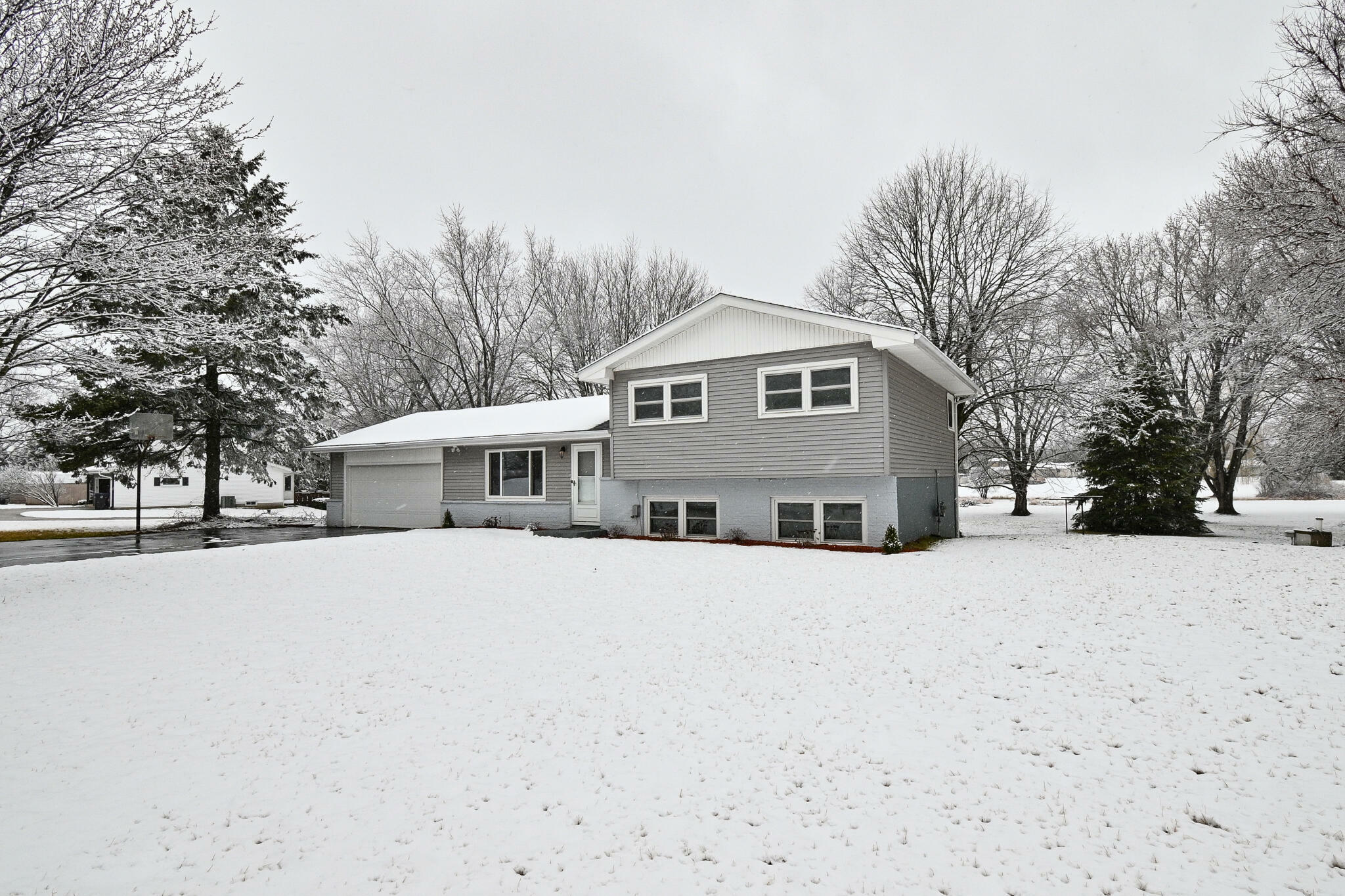 Property Photo:  W241s10105 Meadow Cir  WI 53103 