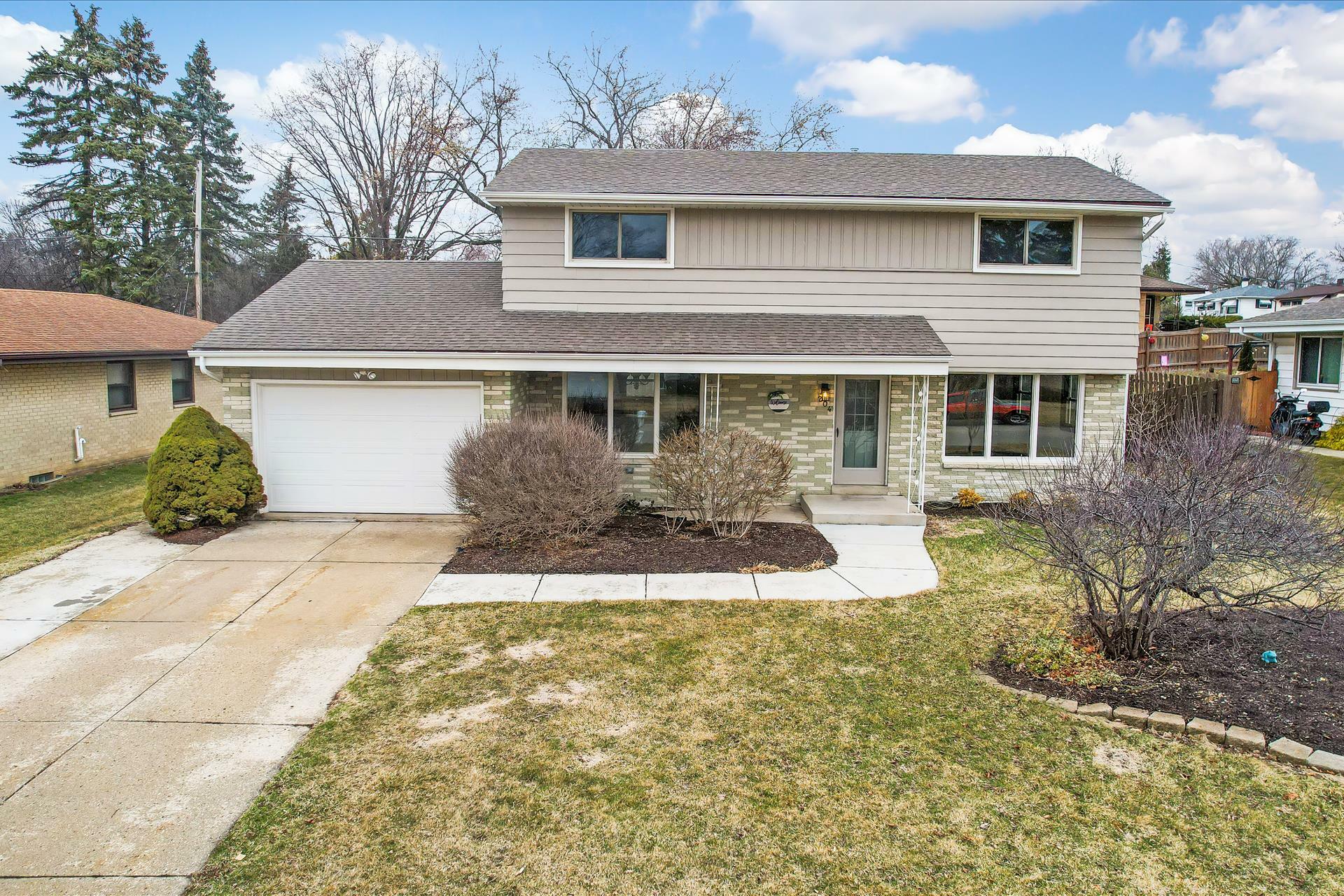 Property Photo: 204 Parkway Dr WI 53172