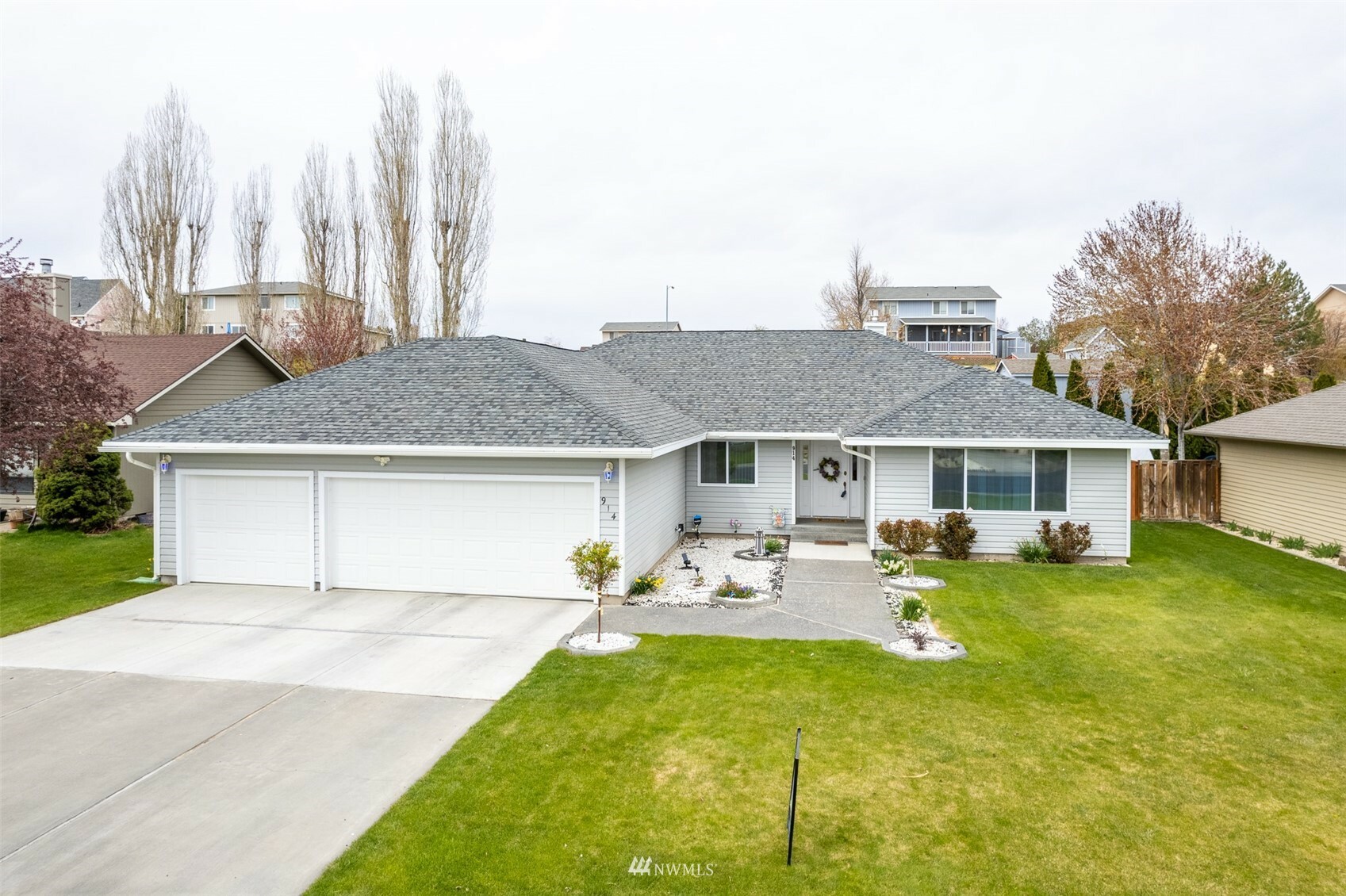 Property Photo:  914 W Edgewater Lane  WA 98837 