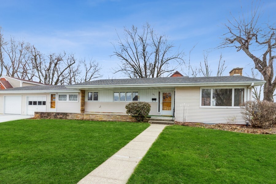 Property Photo:  915 Columbus Street  IA 50219 