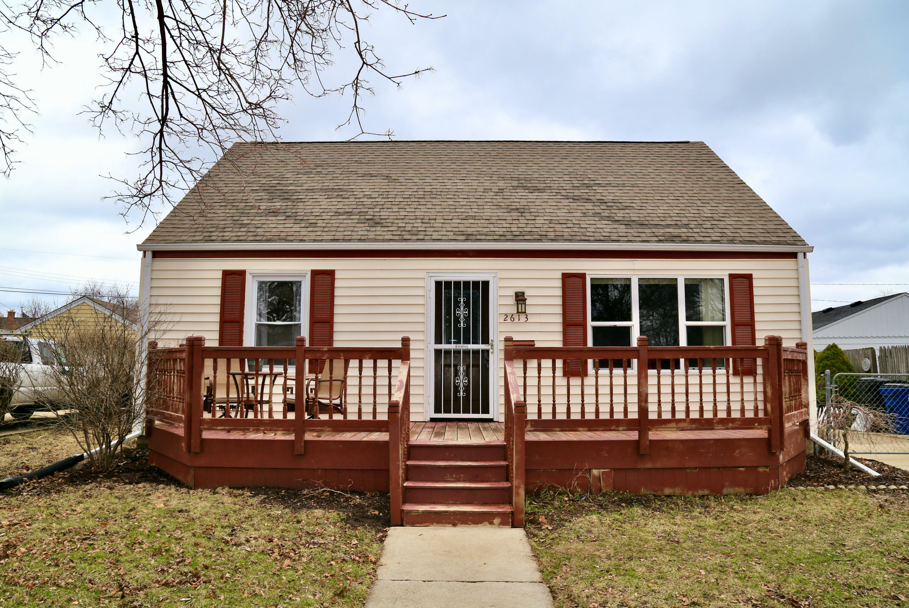 Property Photo:  2613 E Crescent St  WI 53403 