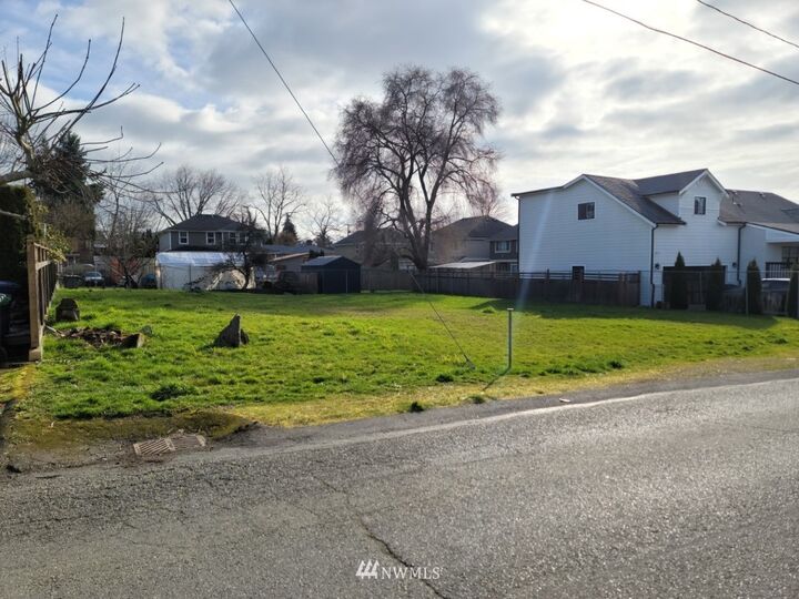 Property Photo:  317 S 15th Street  WA 98055 