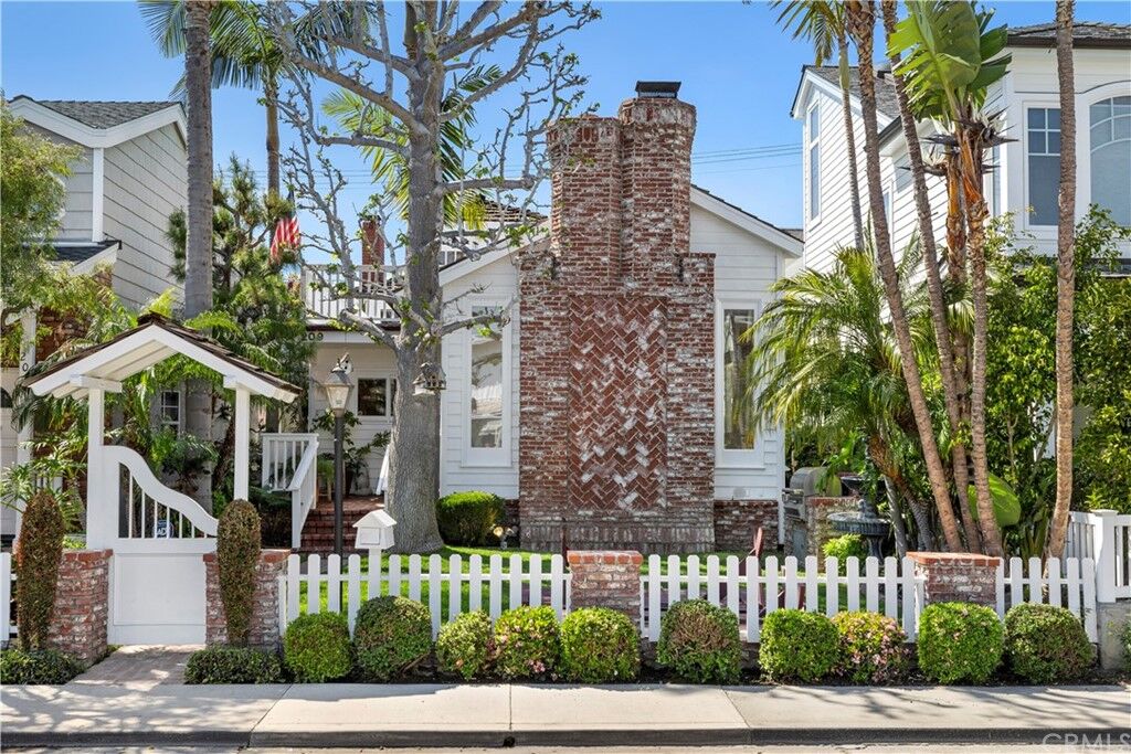 Property Photo:  209 Diamond Avenue  CA 92662 
