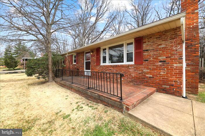 Property Photo: 5917 Pratt Street VA 22310