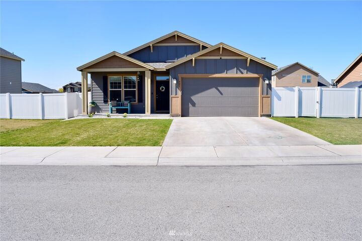 Property Photo:  921 NE Willow Avenue  WA 98848 