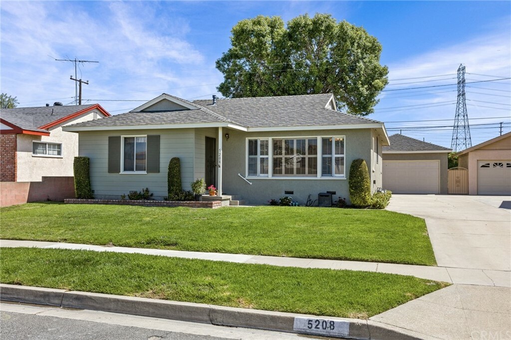 Property Photo:  5208 Stevely Avenue  CA 90713 