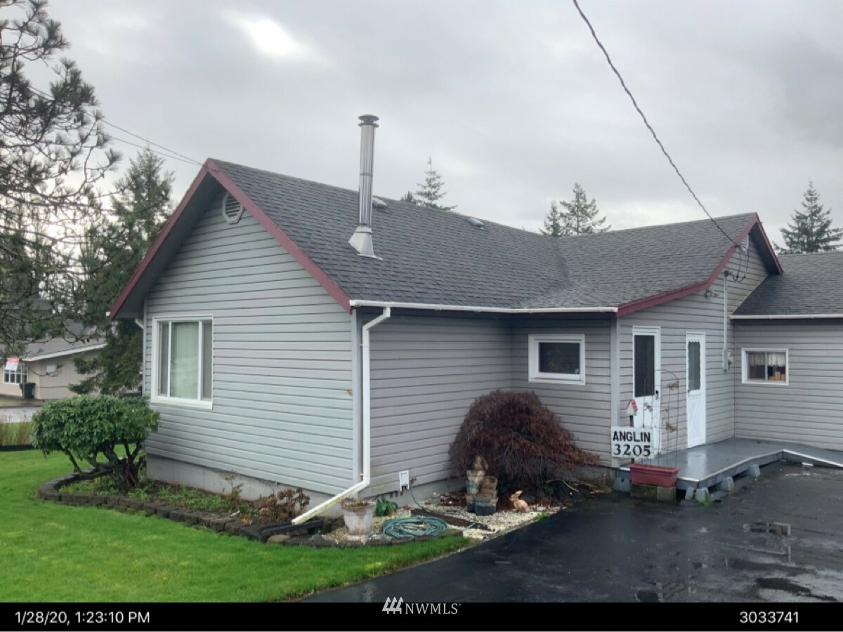 Property Photo: 3205 Columbia Heights Road WA 98632