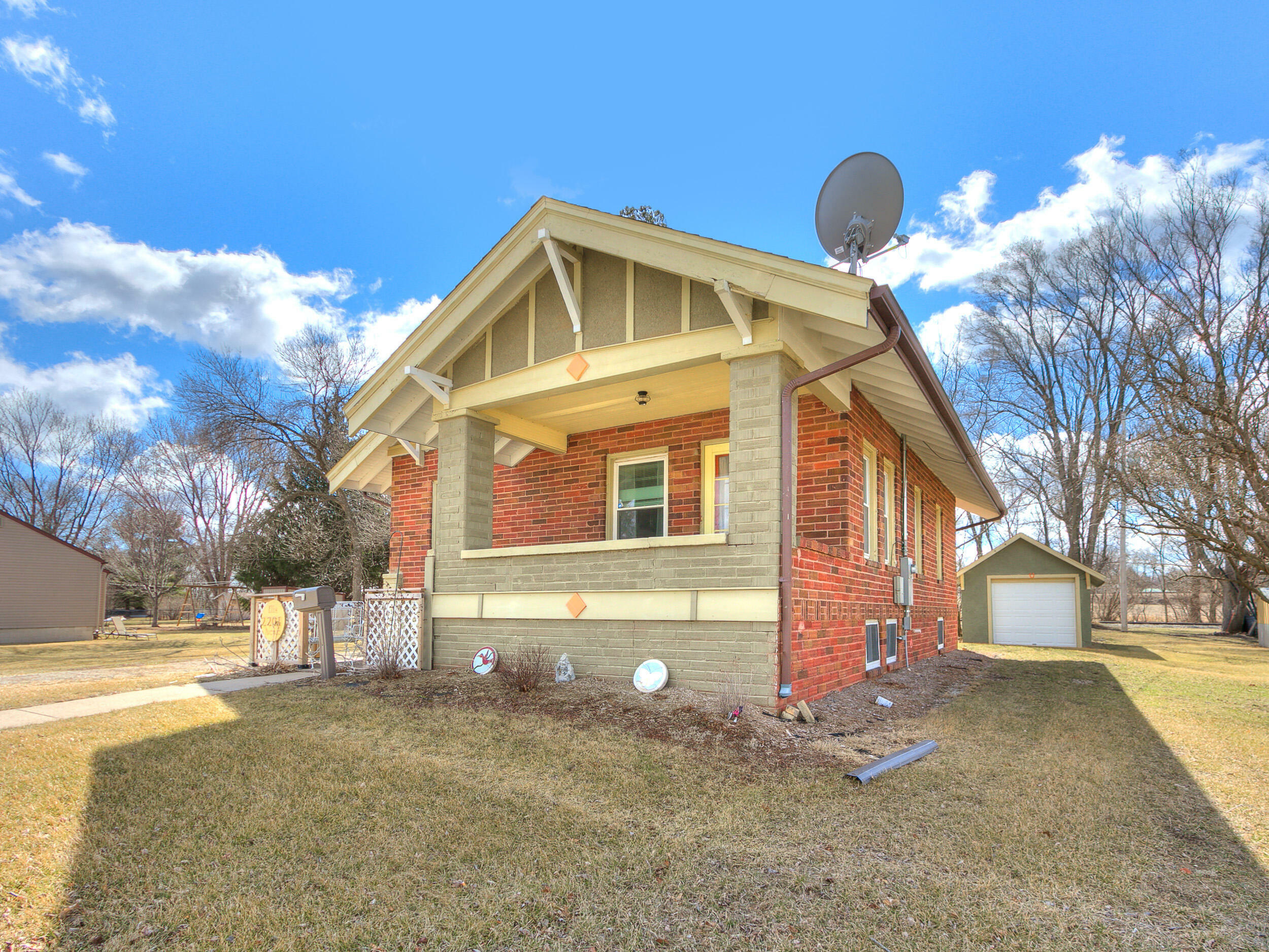 Property Photo:  2201 Ellis Avenue  IA 50126 