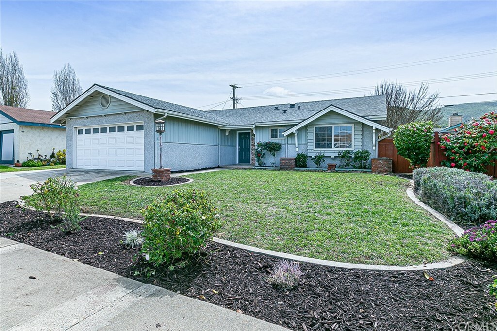 Property Photo: 904 W Hickory Avenue CA 93436