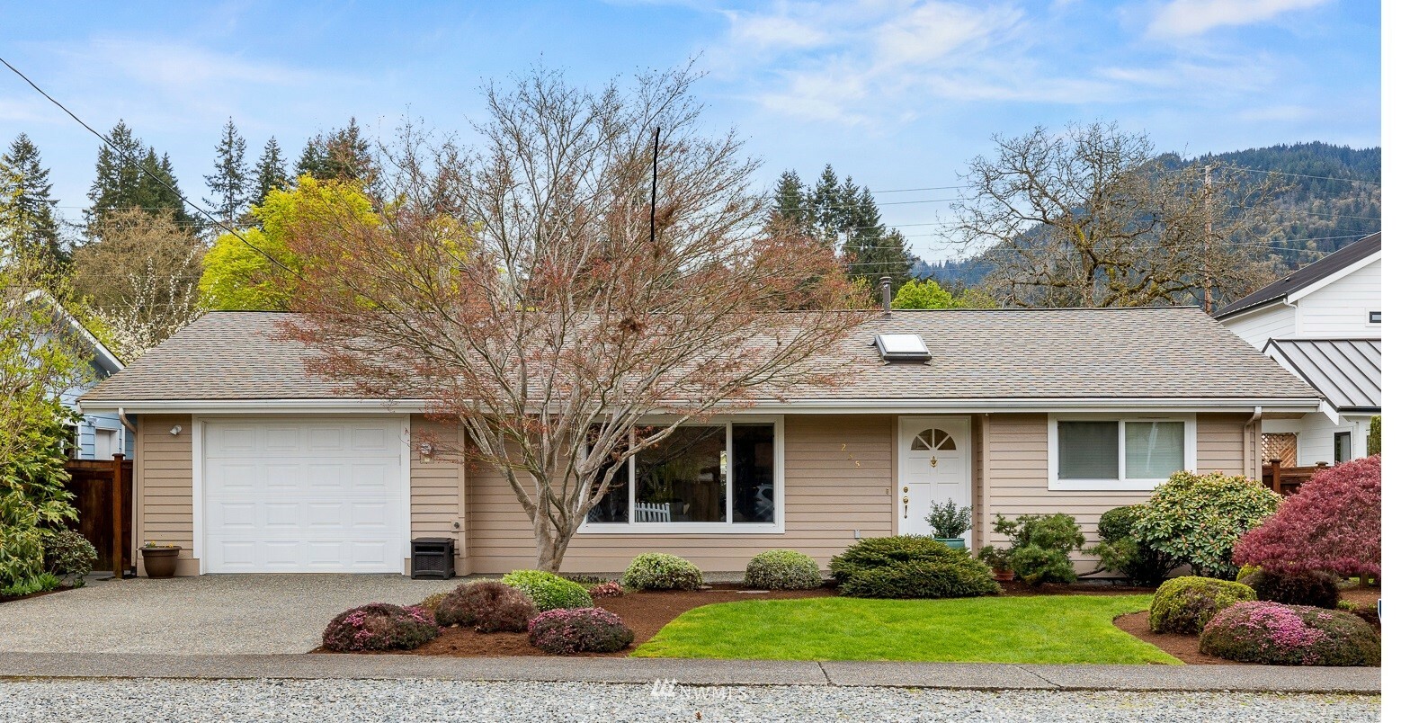 Property Photo: 235 SE Andrews Street WA 98027