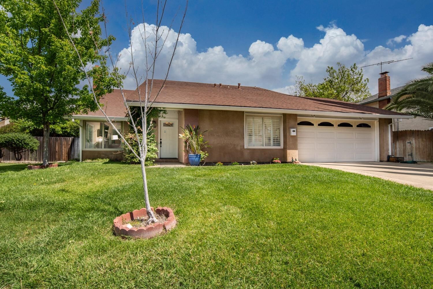 Property Photo: 6809 Woodlock Way CA 95621