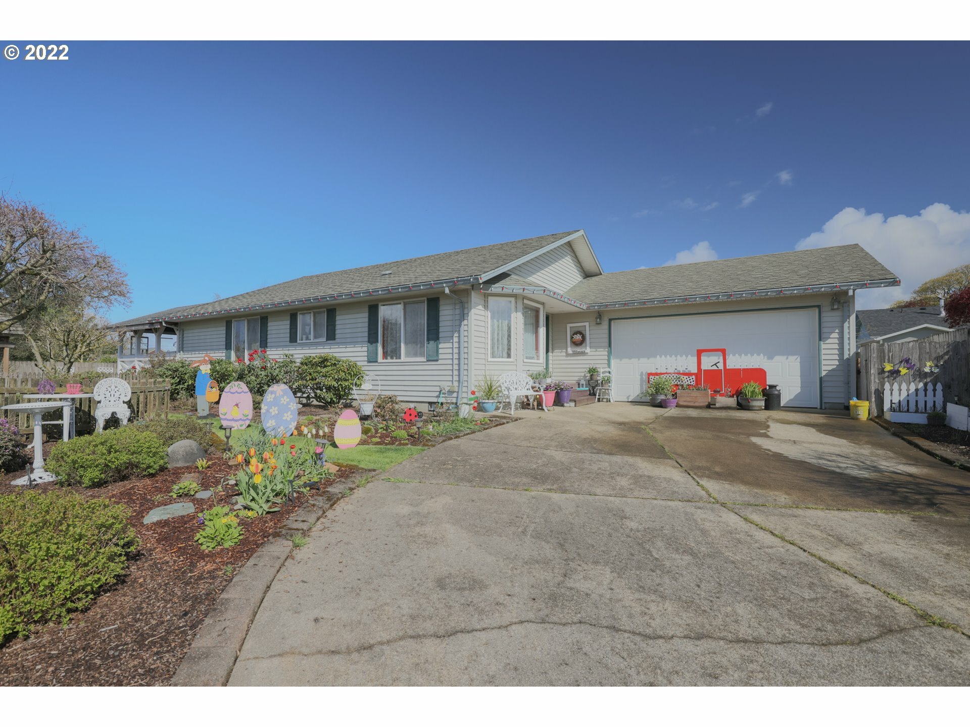 Property Photo: 540 Colonial Ct OR 97141