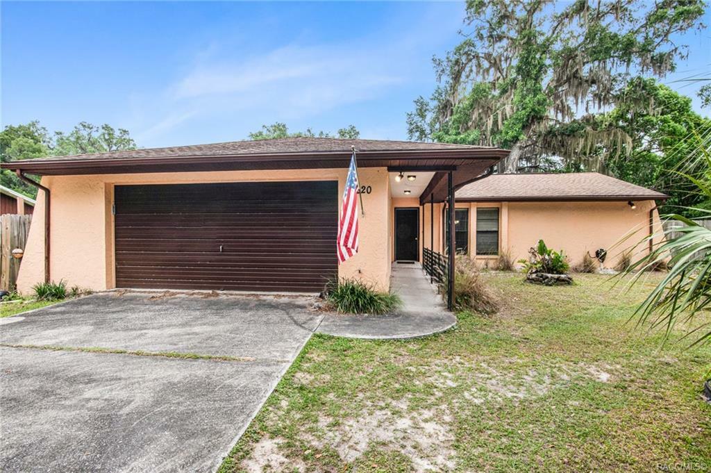 Property Photo:  220 NE 11th Street  FL 34428 