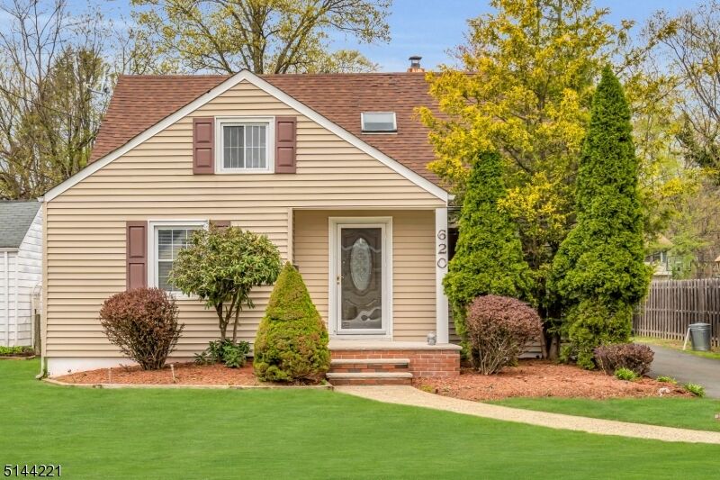 Property Photo:  620 Ayres Ave  NJ 07063 
