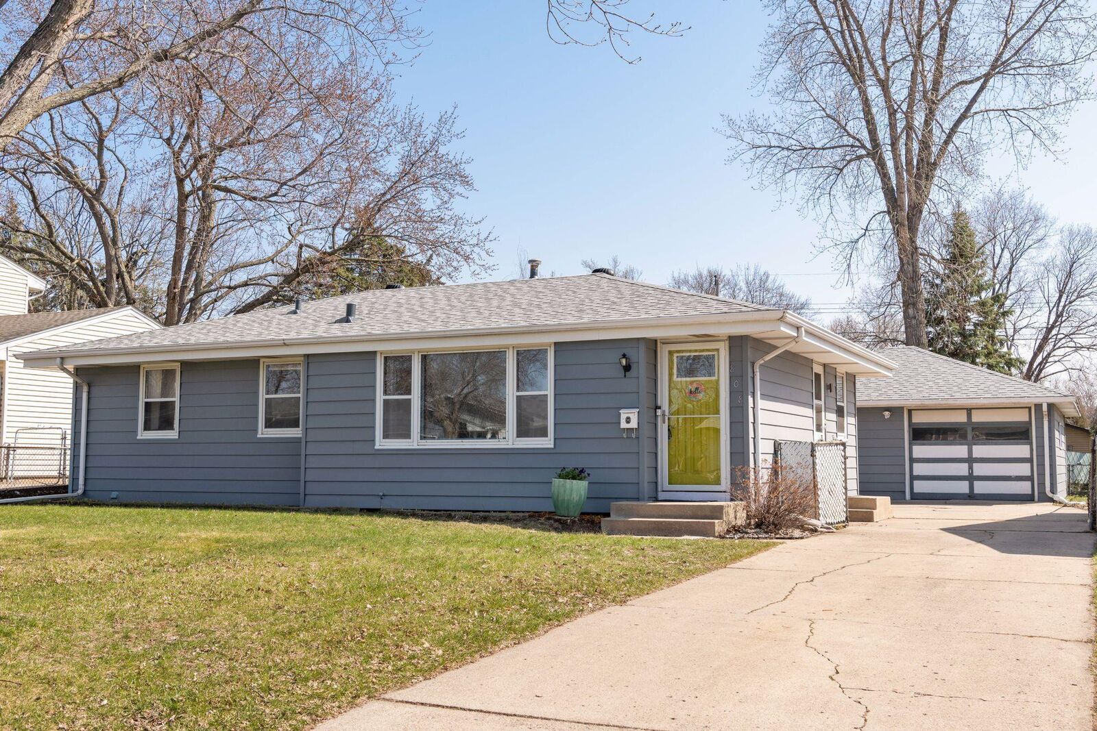 Property Photo:  808 50 1/2 Avenue NE  MN 55421 