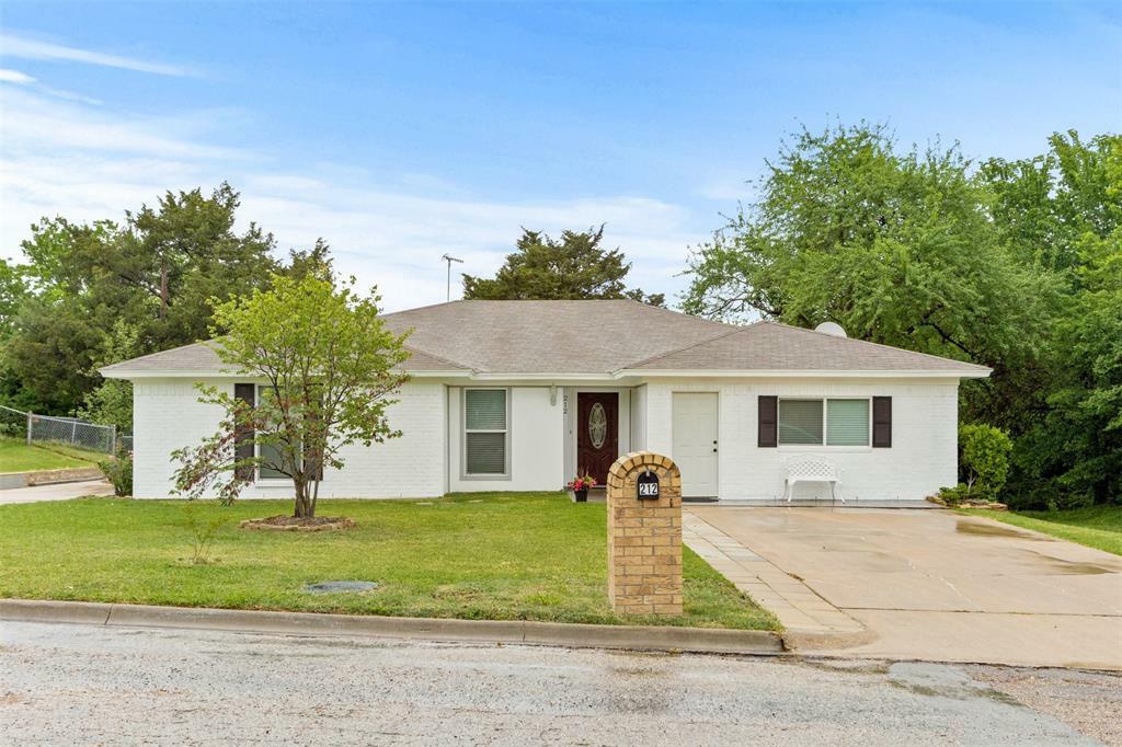 Property Photo: 212 E Maple Street TX 76059