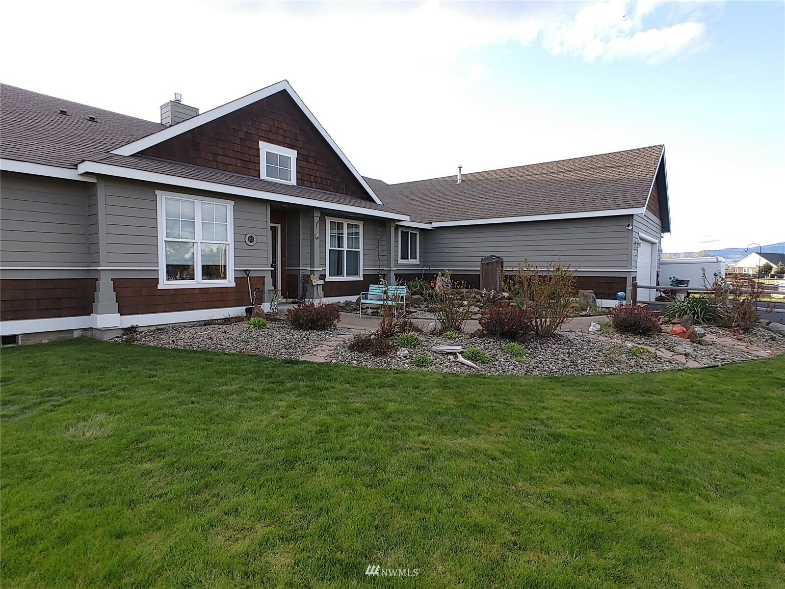 Property Photo:  421 Meadow View Drive  WA 98926 