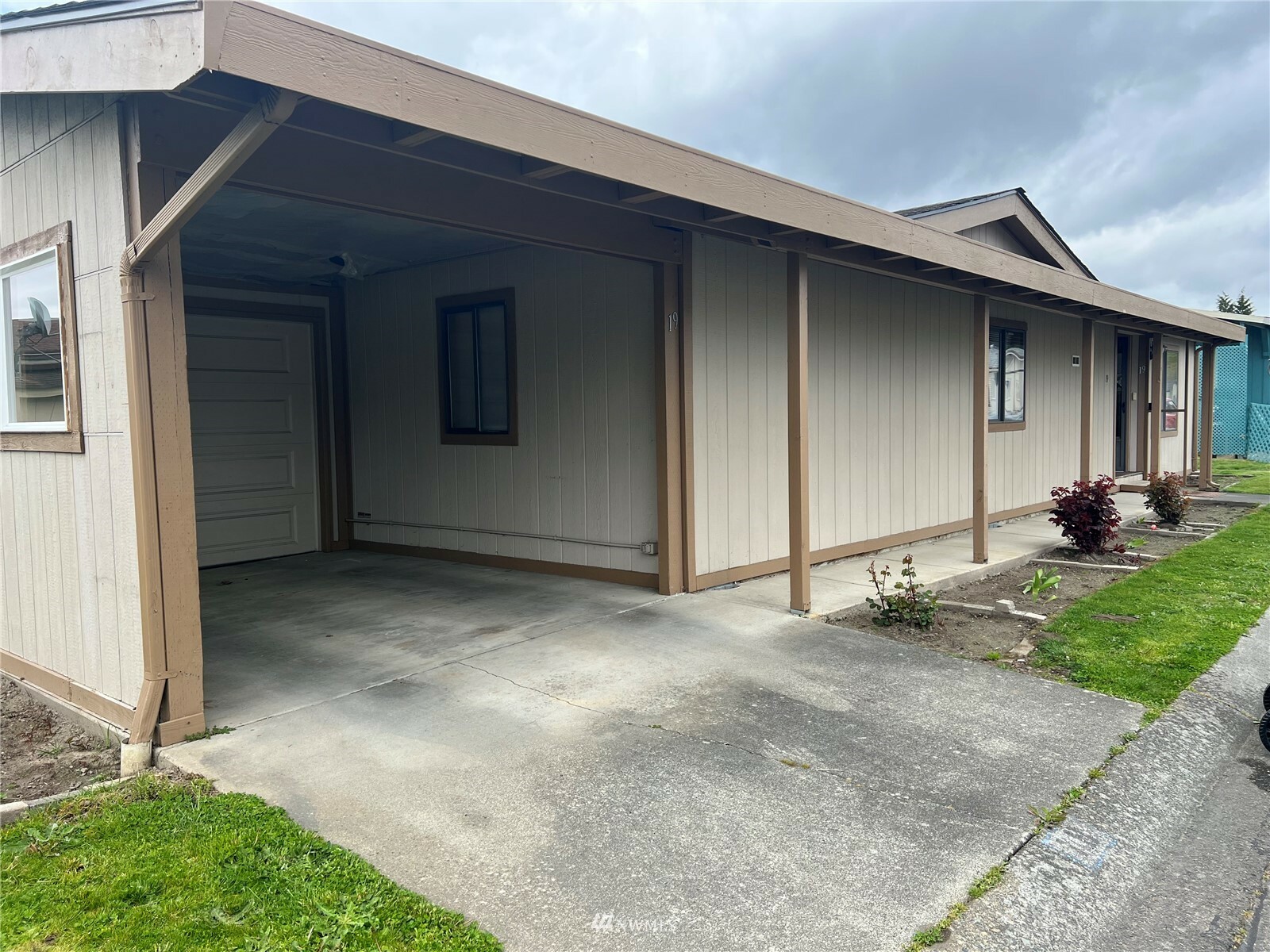 Property Photo: 707 37th Street SE 19 WA 98002