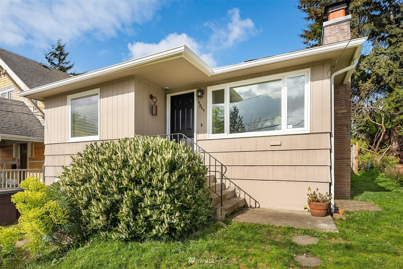 Property Photo: 4045 1st Avenue NE WA 98105
