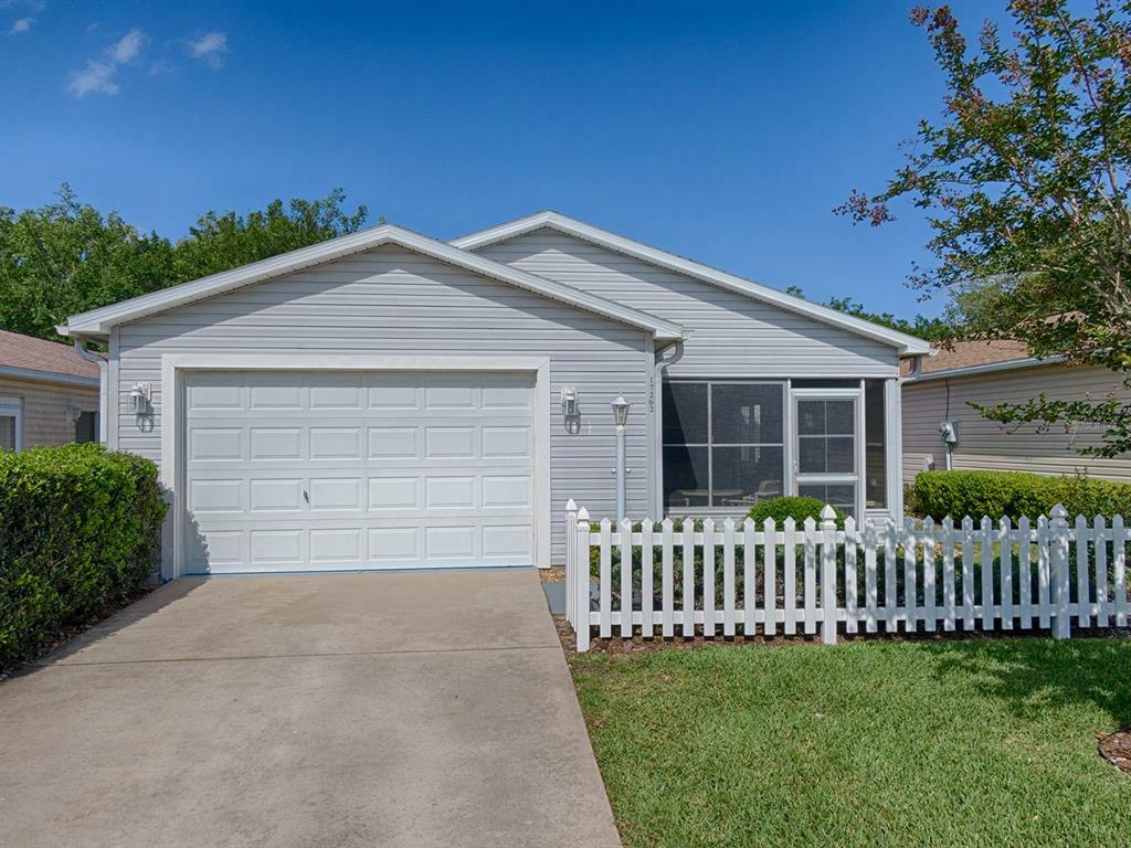 Property Photo:  17262 SE 93rd Heyward Avenue  FL 32162 