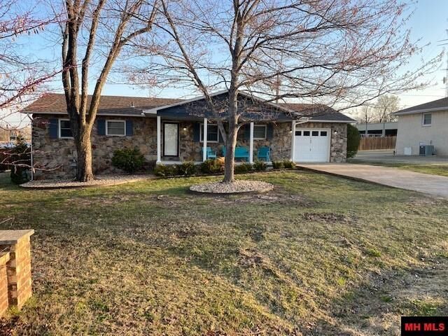 Property Photo: 708 Elizabeth Drive AR 72653