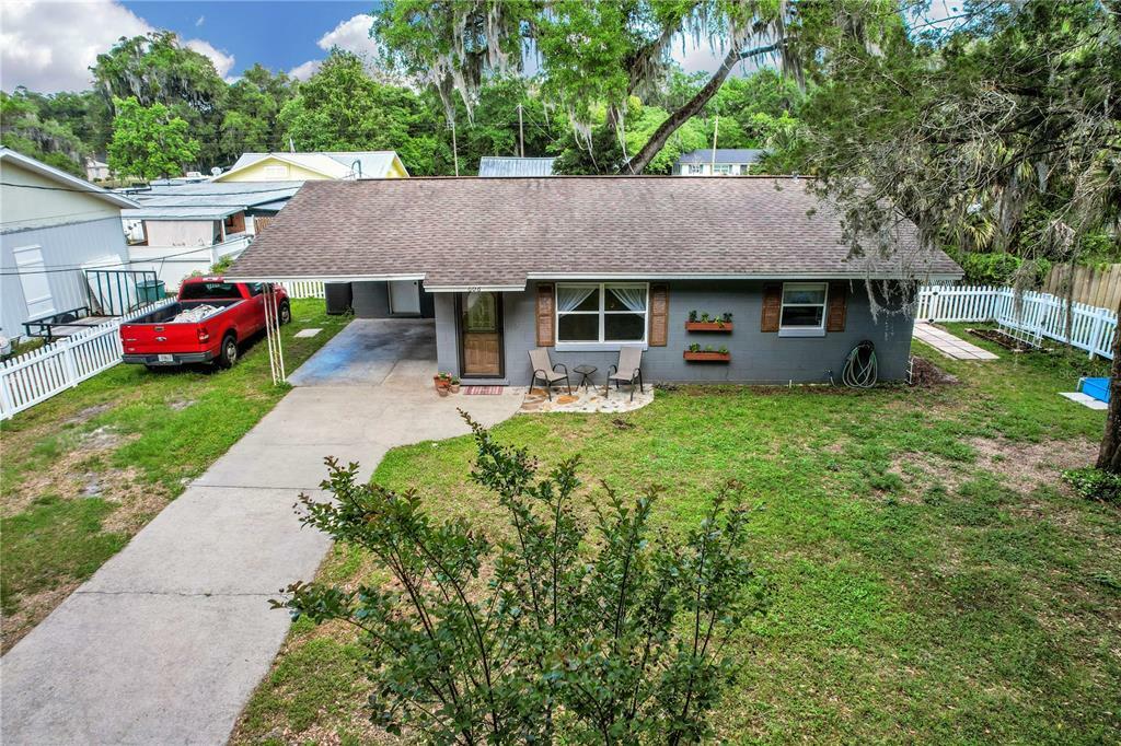 Property Photo:  606 1st Avenue  FL 34785 