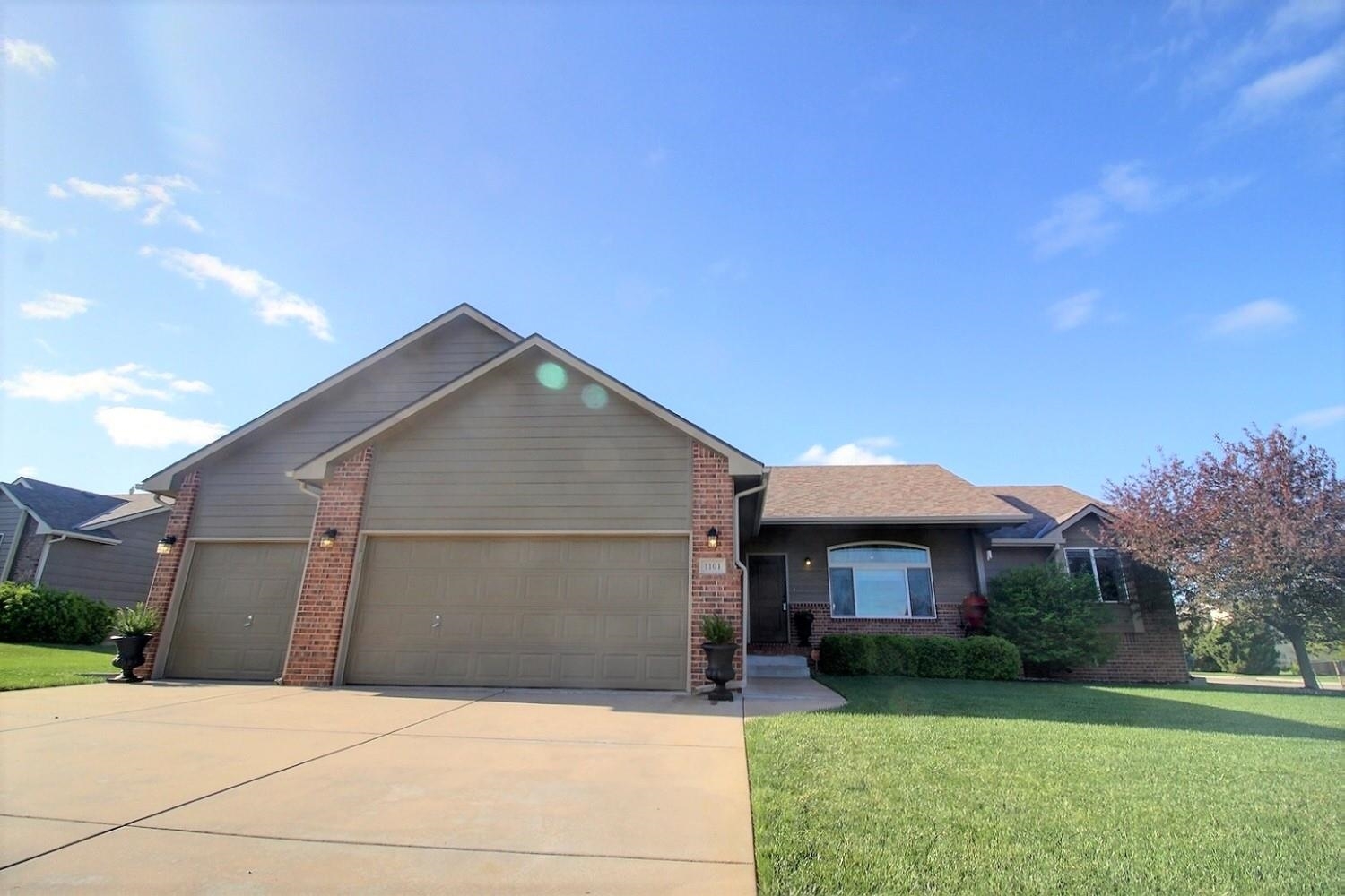 Property Photo:  1101 E Thorn Apple St  KS 67037 